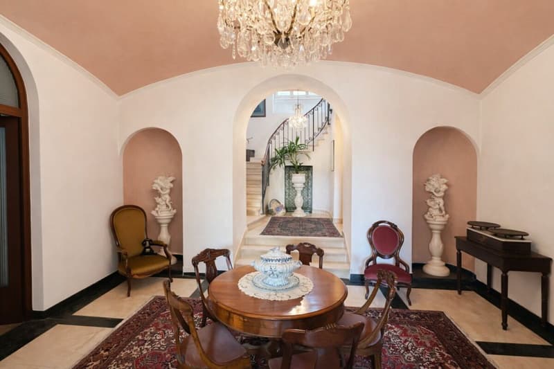 Villa élégante d'époque avec jardin et terrasses au cœur de Balerna (17)