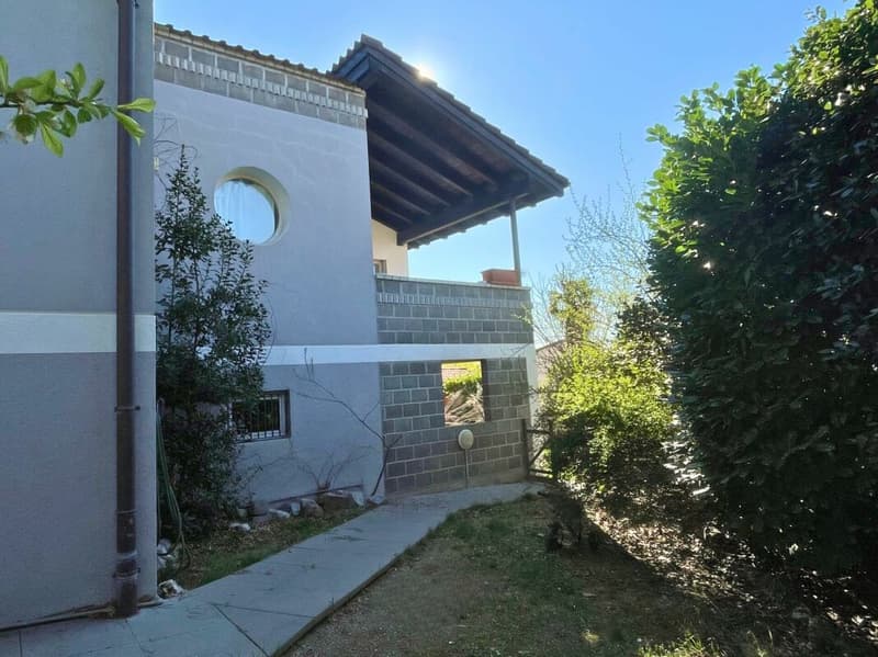 Interesting single-family house with independent apartment and garden (8)