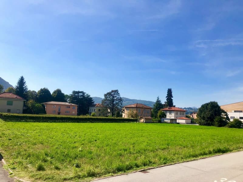 Terrain constructible de 2113 m² (1)
