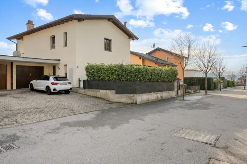 Single-family or semi-detached house with garden and open view (27)