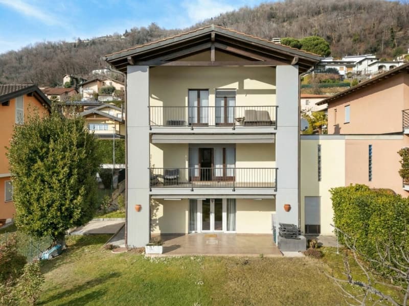 Single-family or semi-detached house with garden and open view (1)
