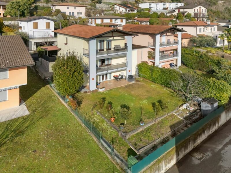 Single-family or semi-detached house with garden and open view (2)