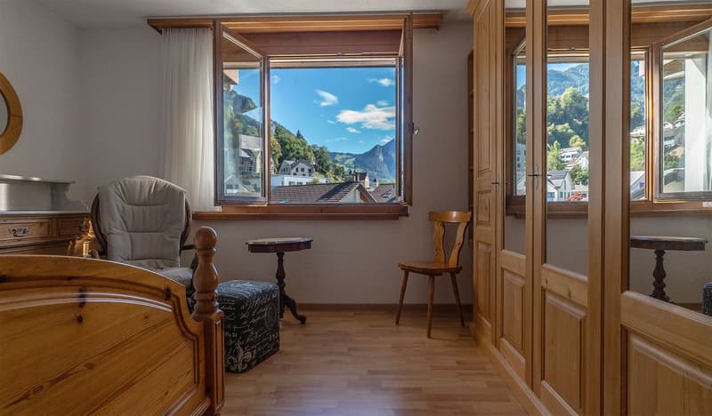 Grosszügige Schlafzimmer mit schöner Aussicht