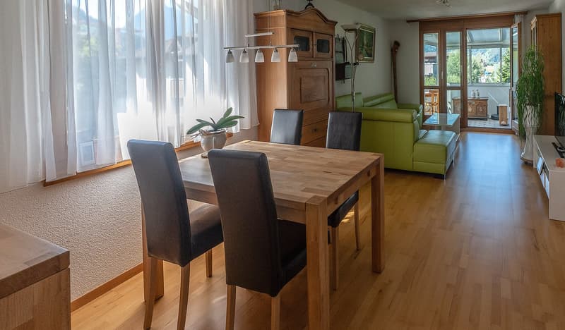 Gemütliches Wohnen und Essen mit Zutritt zum Balkon
