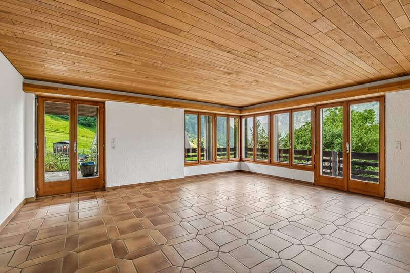 Wohnzimmer mit rundum Balkon