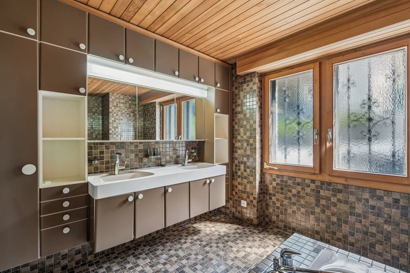 Badezimmer mit Wanne und Dusche