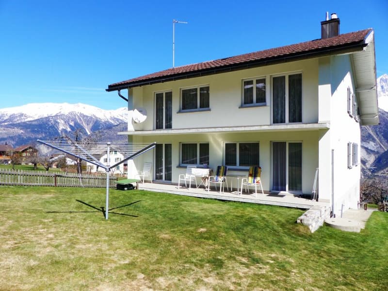 Large 9-room single-family house with great potential in a dream location (1)