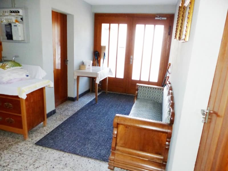 Large 9-room single-family house with great potential in a dream location (2)