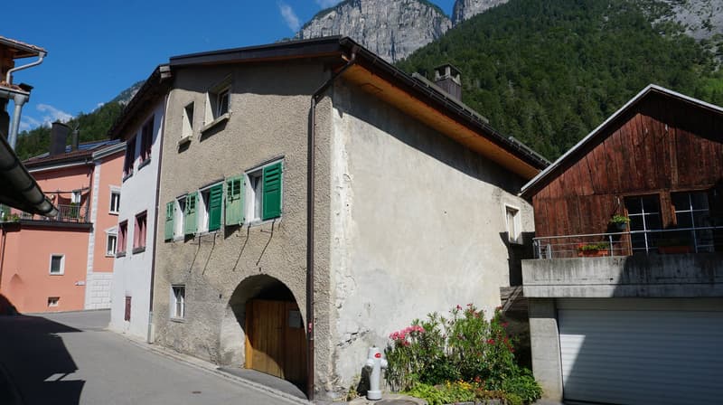 Felsberg - Casa unifamiliare 4,5 locali con estensione di fienile e prato separato (1)