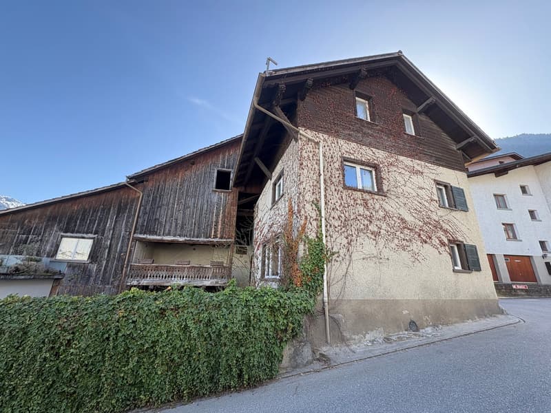 Untervaz - Einfamilienhaus mit Stall und Garagen (1)