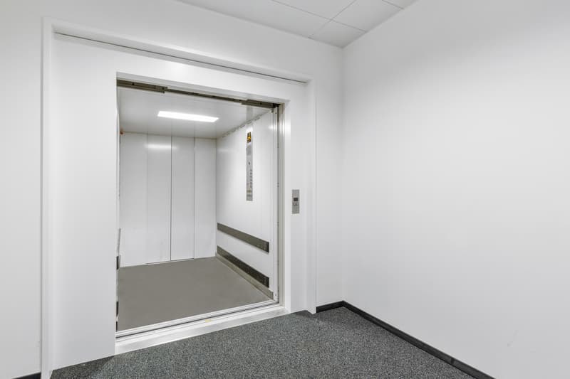 Espaces de bureau modernes près de la gare de Glattbrugg (7)