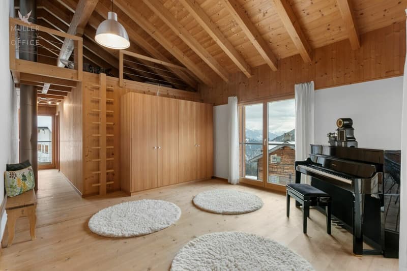 Maison en bois élégante avec charme alpin et concept de vie et d'énergie durable (12)