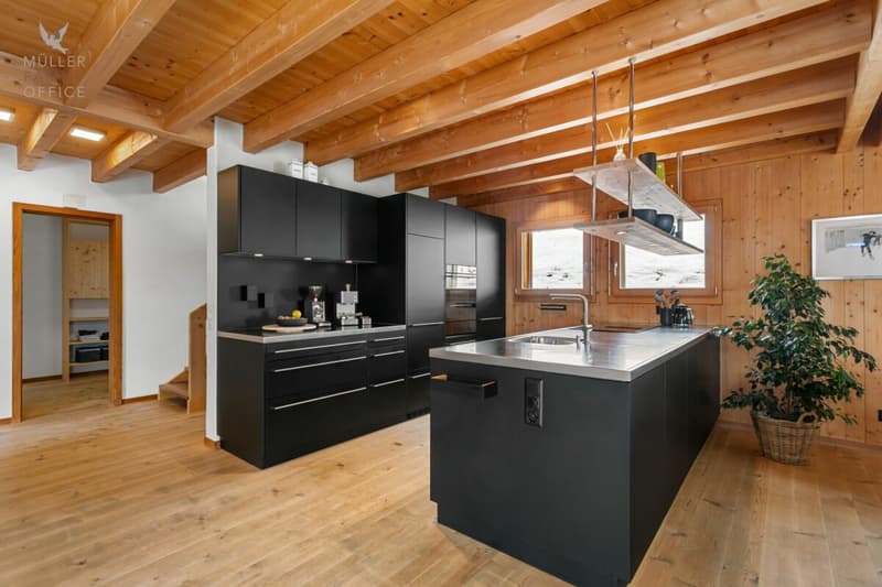 Maison en bois élégante avec charme alpin et concept de vie et d'énergie durable (7)