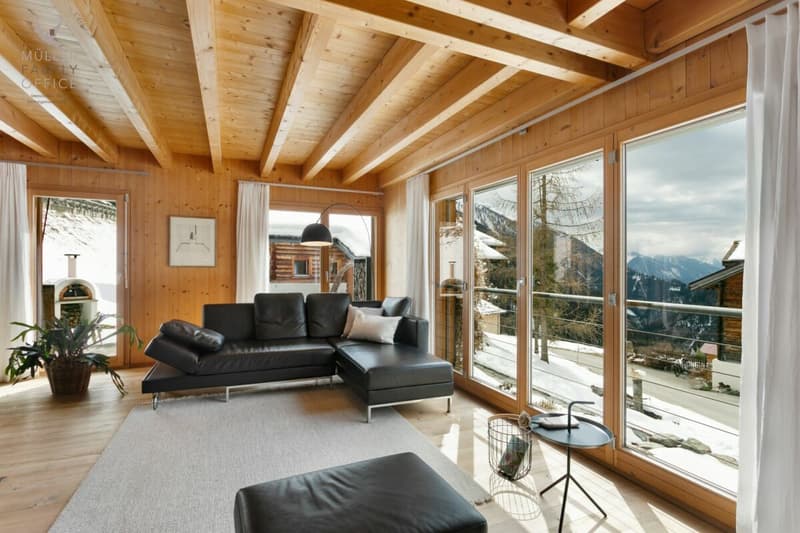 Maison en bois élégante avec charme alpin et concept de vie et d'énergie durable (5)