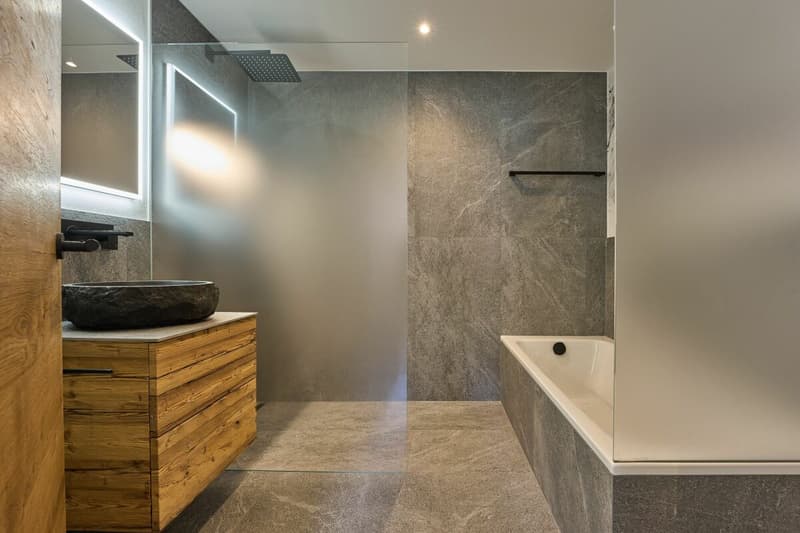 High-quality, newly renovated 3.5-room apartment in Alpenchic style with panoramic views (11)