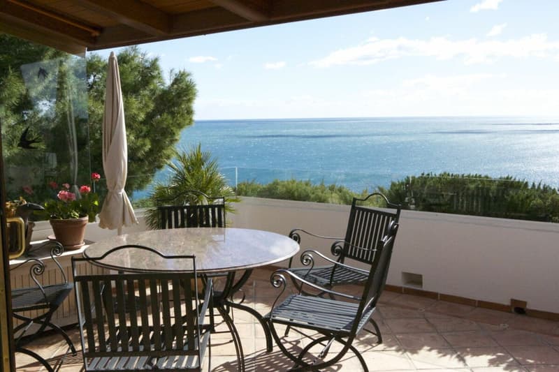 Villa Altea in Alicante (Spanien) - feinstes Wohnen auf 3 Etagen (1)