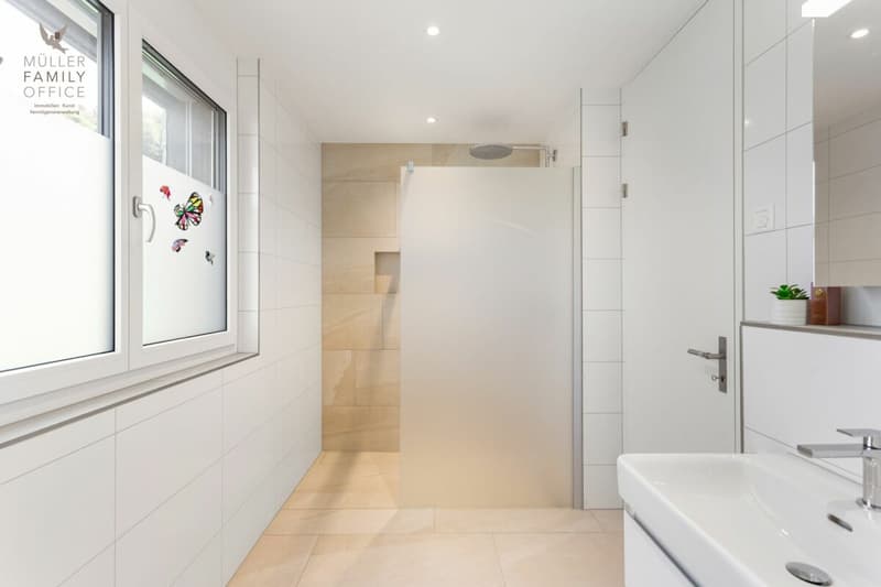 Vivere come in una casa unifamiliare - Appartamento di giardino esclusivo 4 1/2 locali con bella vista sul lago, molta privacy e costruzione di alta qualità (13)