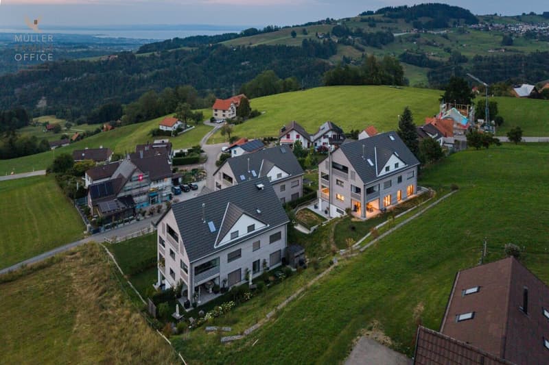 Vivere come in una casa unifamiliare - Appartamento di giardino esclusivo 4 1/2 locali con bella vista sul lago, molta privacy e costruzione di alta qualità (1)