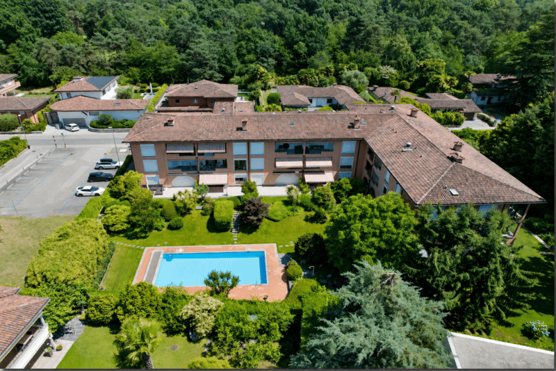 Moderne 2 1/2 Zimmer-Ferienwohnung mit grossem Pool an attraktiver Lage in Ascona (2)