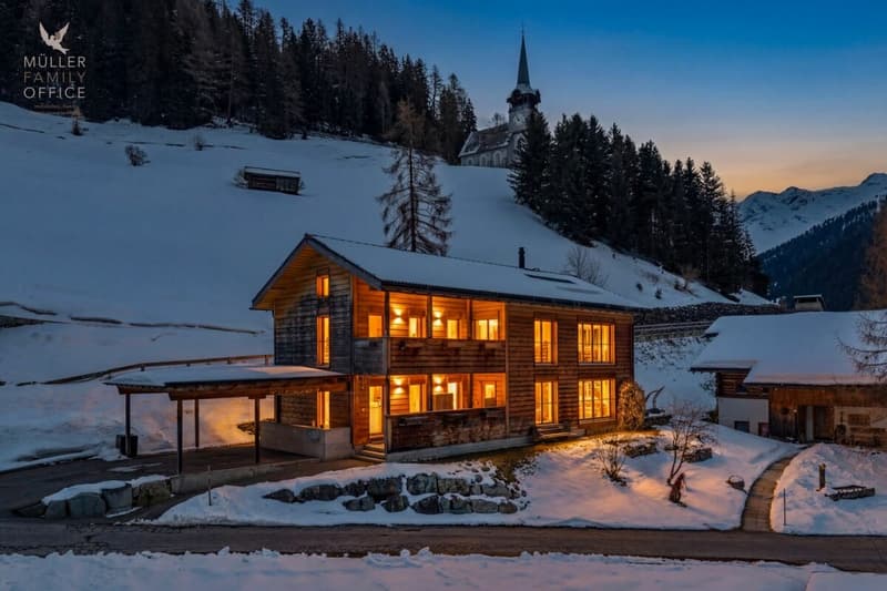 Stilvolles Holzhaus mit alpinem Charme und nachhaltigem Wohn- und Energiekonzept (2)