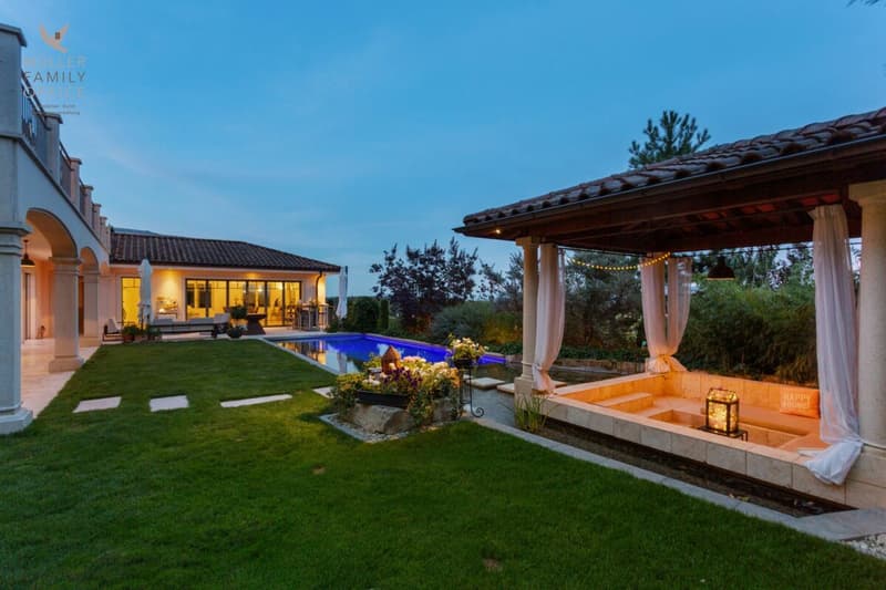 Mediterrane Luxusvilla mit Naturpool und traumhaftem Gartenparadies (8)