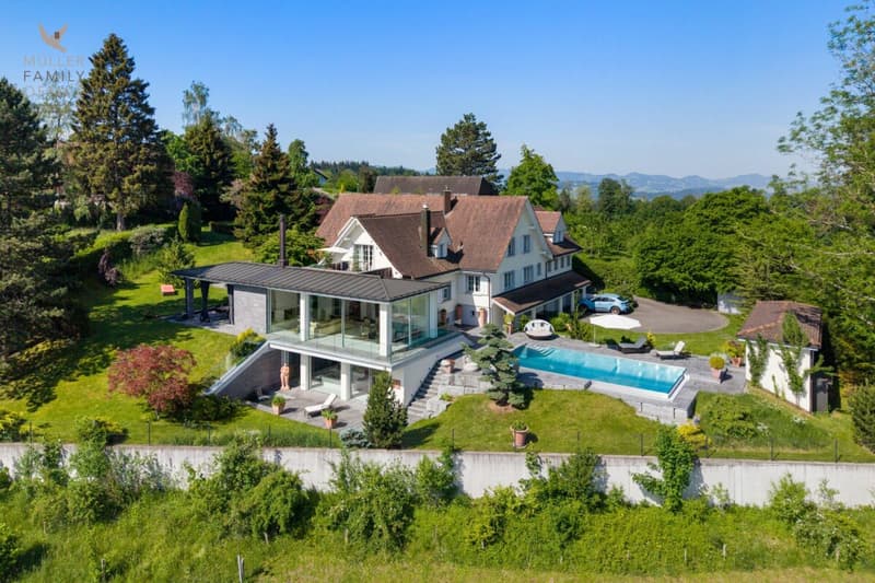 Luxuriöse Panorama-Villa mit Aussenpool, Wellnessoase und traumhaftem Weitblick (2)