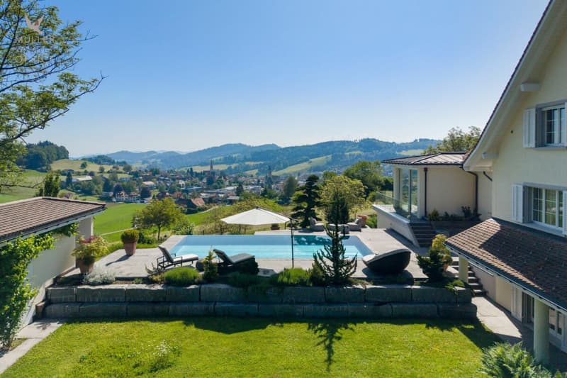 Luxuriöse Panorama-Villa mit Aussenpool, Wellnessoase und traumhaftem Weitblick (5)