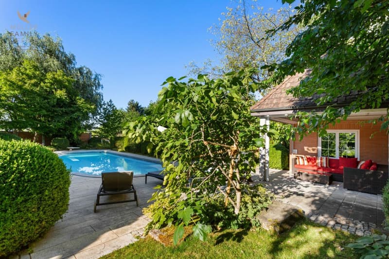 Traumhafte Landhausvilla mit Pool und idyllischer Gartenanlage (2)