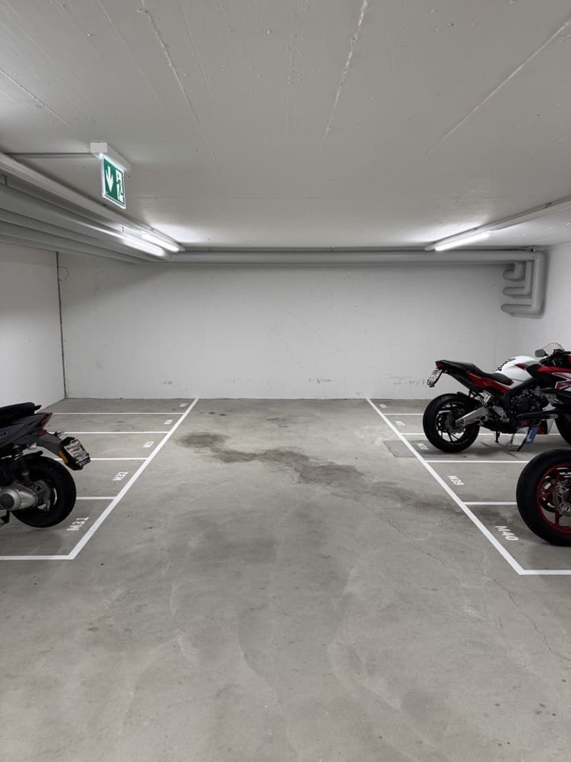 Places de stationnement pour motos à louer dans un hall de stockage (1)