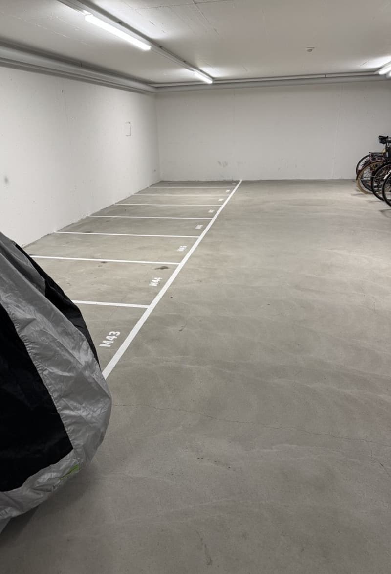 Places de stationnement pour motos à louer dans un hall de stockage (2)
