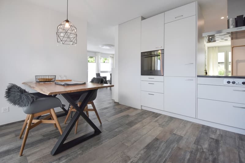 Moderne 2.5-Zimmerwohnung mit grossem Garten und Aussenparkplatz (7)