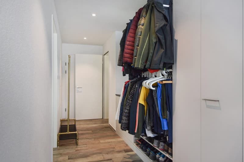 Moderne 2.5-Zimmerwohnung mit grossem Garten und Aussenparkplatz (12)