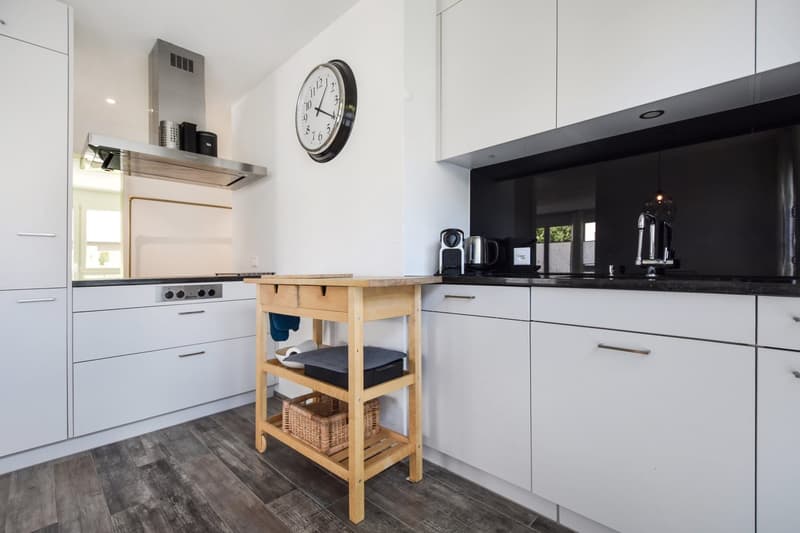 Moderne 2.5-Zimmerwohnung mit grossem Garten und Aussenparkplatz (6)