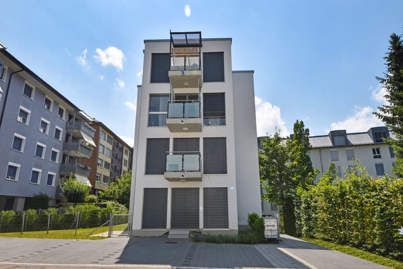 Moderne 2.5-Zimmerwohnung mit grossem Garten und Aussenparkplatz (1)