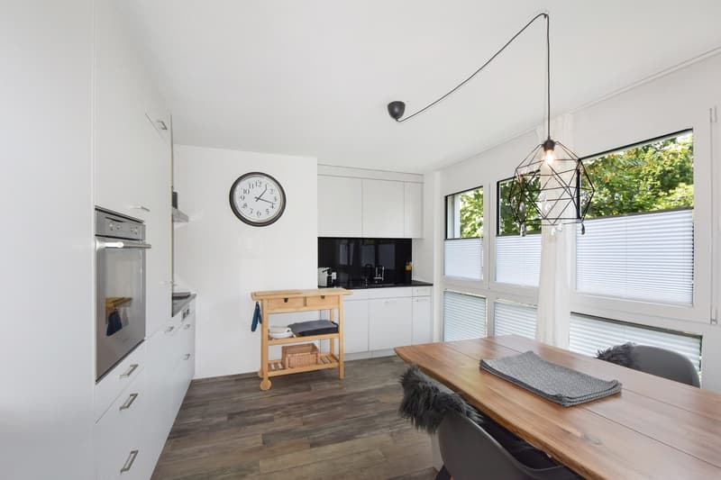 Moderne 2.5-Zimmerwohnung mit grossem Garten und Aussenparkplatz (4)