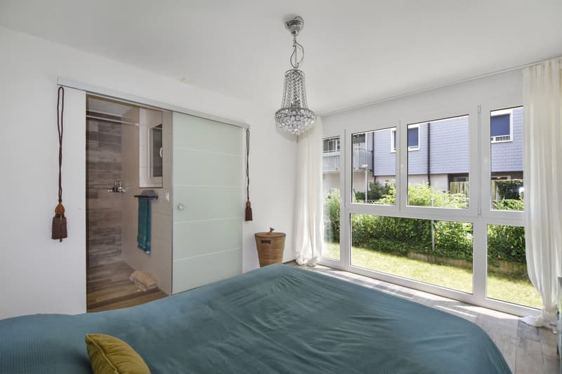 Moderne 2.5-Zimmerwohnung mit grossem Garten und Aussenparkplatz (9)