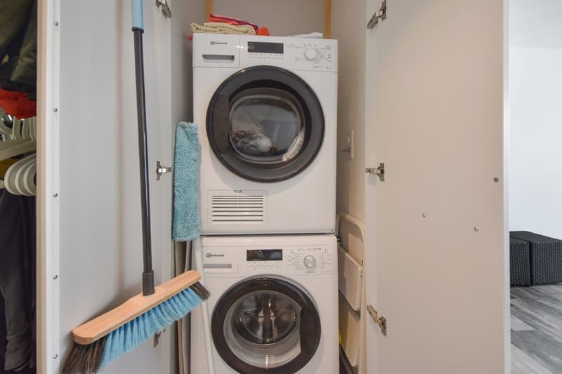 Moderne 2.5-Zimmerwohnung mit grossem Garten und Aussenparkplatz (13)
