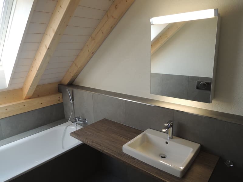 Helle 5.5-Zimmer-Wohnung mit Charme und Blick ins Grüne (3)