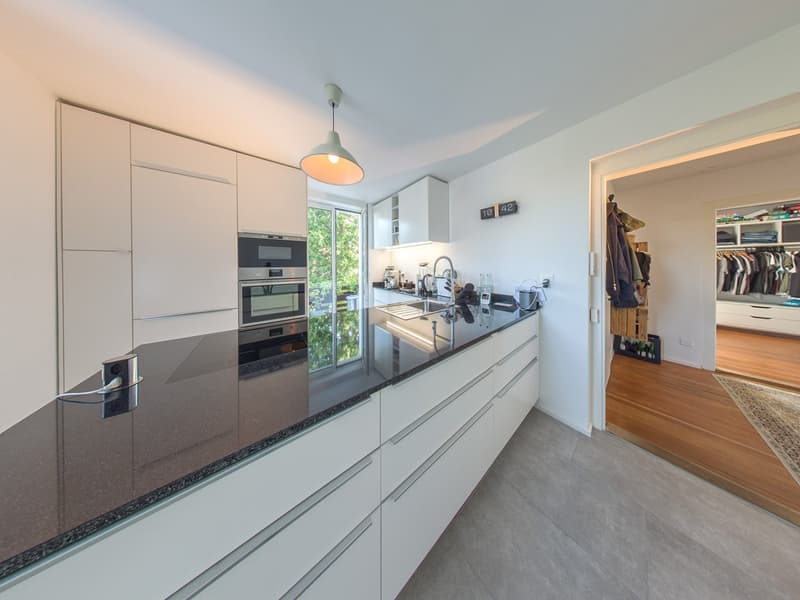 modern kitchen, white cabinets, granite countertops, stainless steel appliances, large sink, built-in dishwasher, built-in washing machine