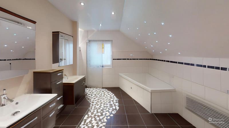 Modernes 5-Zimmer-Einfamilienhaus mit Hallenbad in Illhart (12)