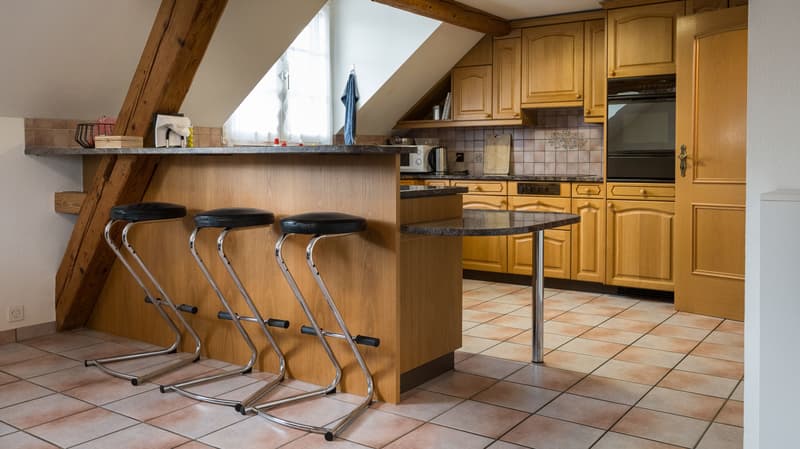 Küche mit Bartheke in Maisonette-Wohnung