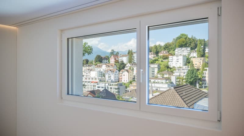 large window, view of the city