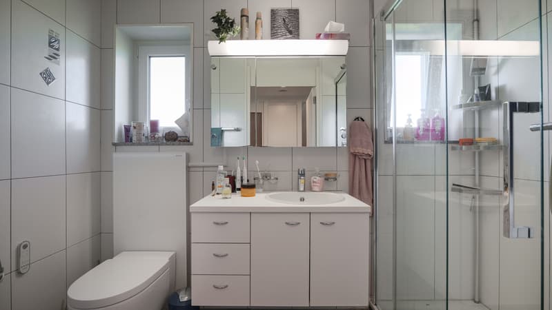Badezimmer mit Dusche im Obergeschoss