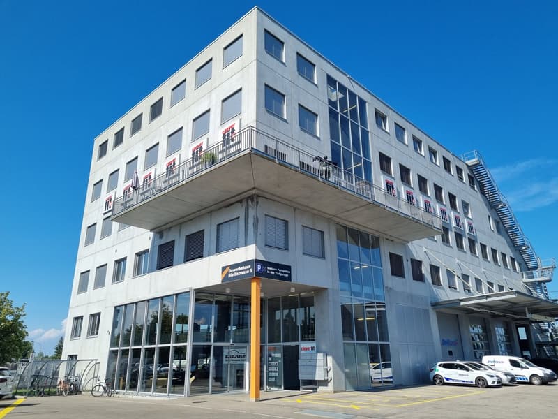 On the 4th floor, 58 m² are still available in an attractive location with a far-reaching view. (2)