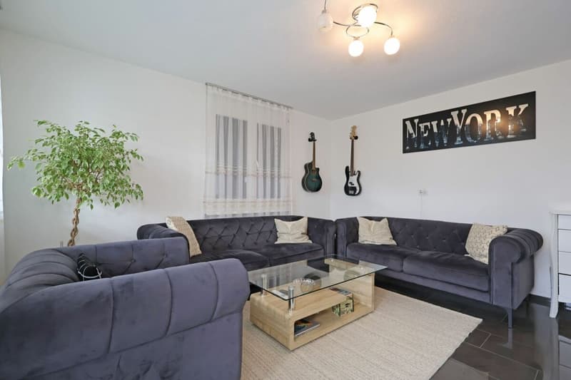 Gut unterhaltene, 3.5 Zimmer Gartenwohnung mit Charme (2)