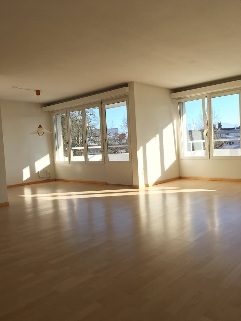 Bright 4.5-room apartment with balcony and beautiful view in Sursee (2)