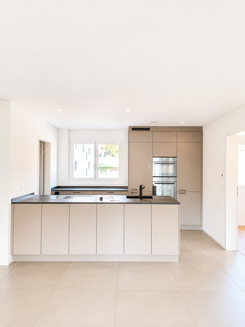 Moderne 5.5-Zimmer-Wohnung mit Balkon und schöner Aussicht in Zwingen (2)