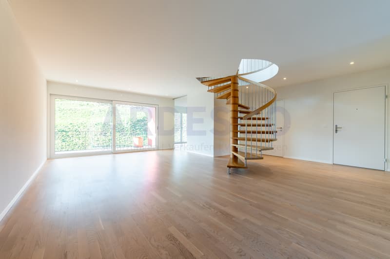 Wohnzimmer mit Aufgang der Wendeltreppe