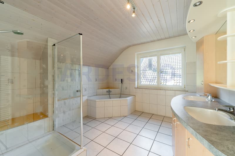Badezimmer im Obergeschoss mit Dusche, Badewanne, Doppellavabo und WC