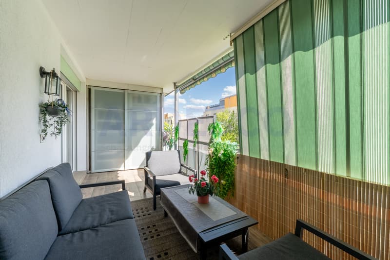 Grosszügiger Balkon mit direktem Zugang vom Wohn- und Küchenbereich